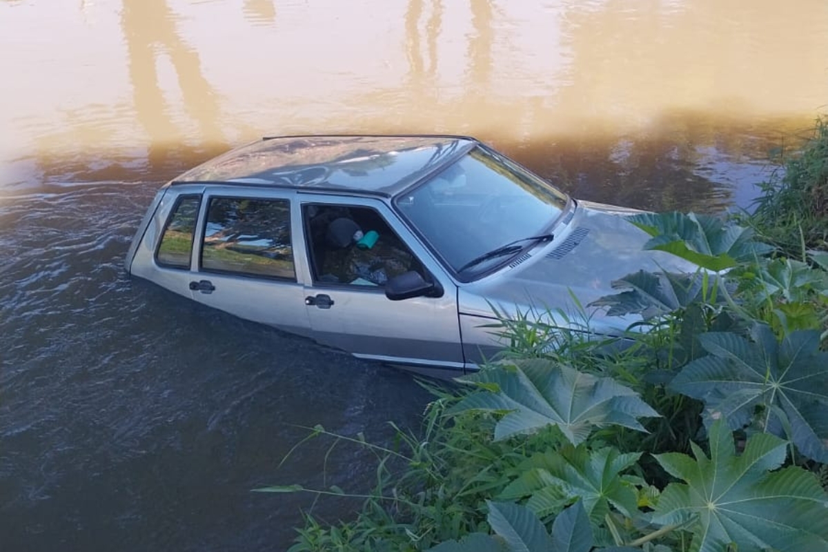 Carro cai no Rio Paraibuna após motorista perder o controle