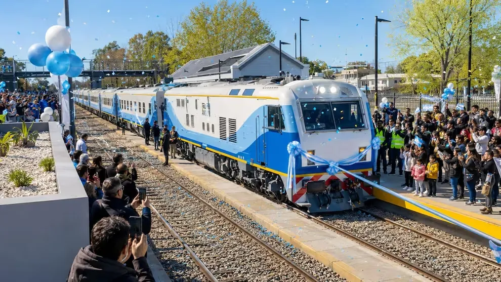 Estação de trem fechada há 10 anos em país reabre reformada na linha mais movimentada do país