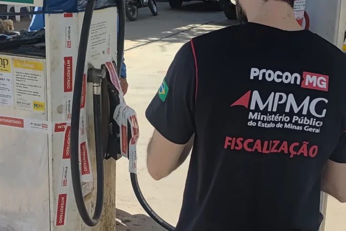 Procon-MPMG fiscaliza postos na Zona da Mata e interdita estabelecimento em Fervedouro