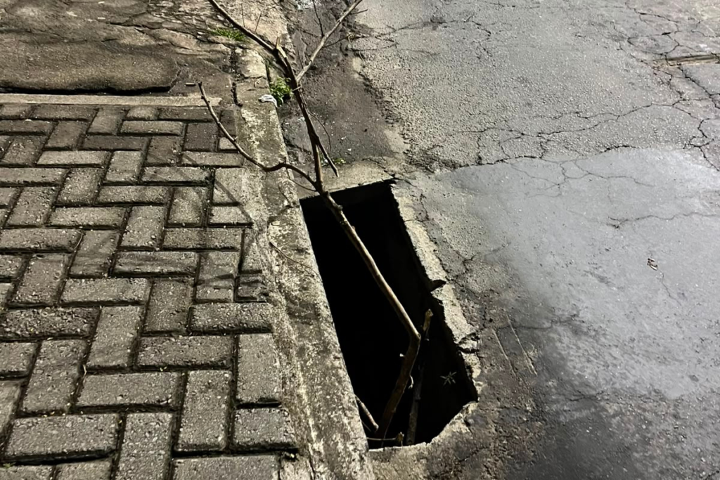 Bueiro sem tampa no São Mateus é sinalizado com galhos de árvore 2 fotos 3