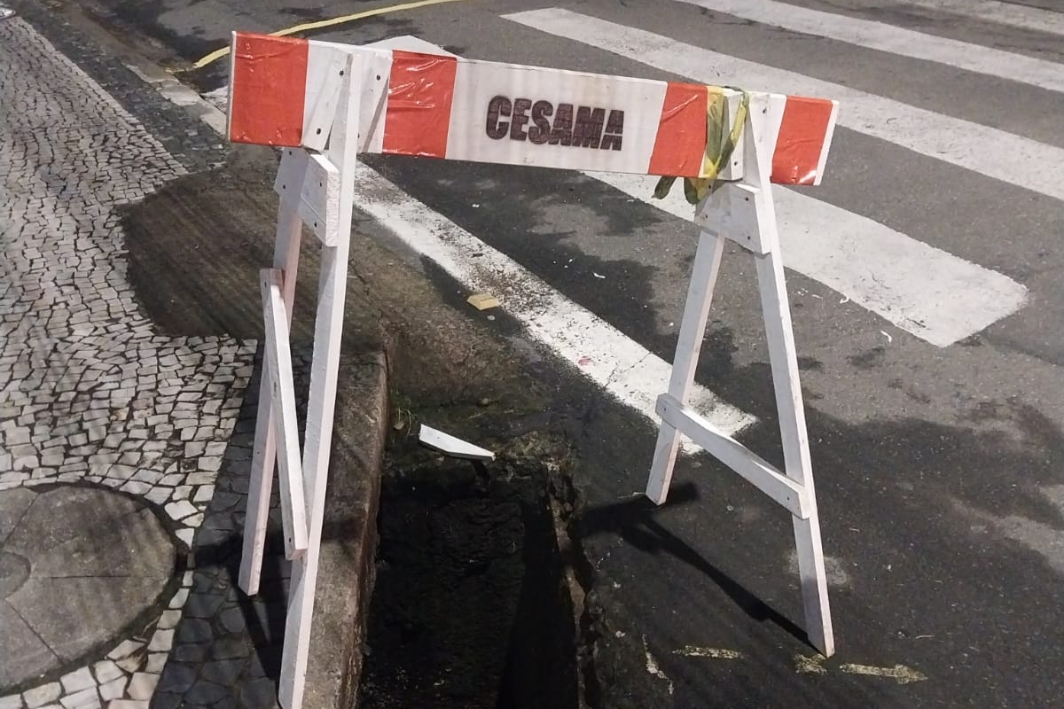 Bueiro sem tampa em esquina do Bairro Santa Helena representa risco