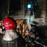 Acúmulo de materiais inflamáveis aumenta risco durante incêndio em residência