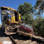 Motorista morre após carro ser arrastado por trem por 200 metros 12 Acidente na linha férrea em Alfredo Vasconcelos