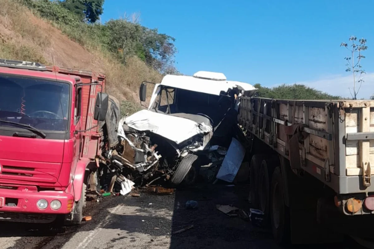 Acidente com cinco veículos deixa dois feridos na MG-285