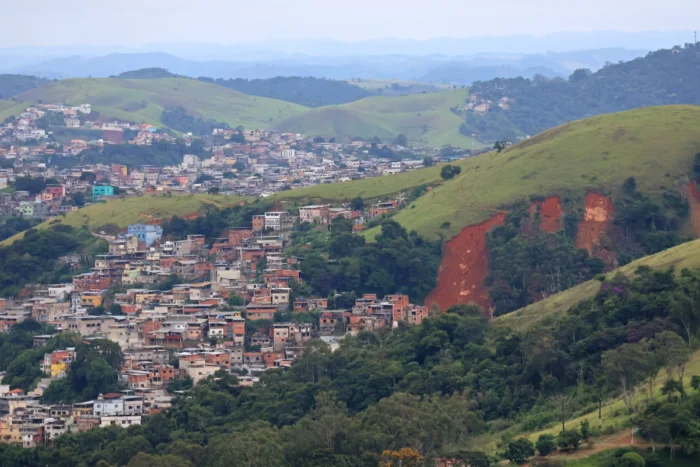 Dez famílias de Juiz de Fora assinam contrato para nova moradia; mais de 300 ainda aguardam
