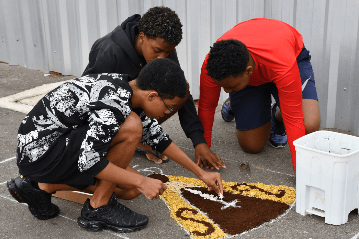 Crianças mantêm tradição de tapete de Corpus Christi em JF