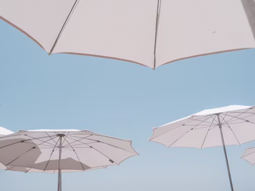 Praia proíbe uso de guarda-sóis para quem tem 10 anos a 65 anos
