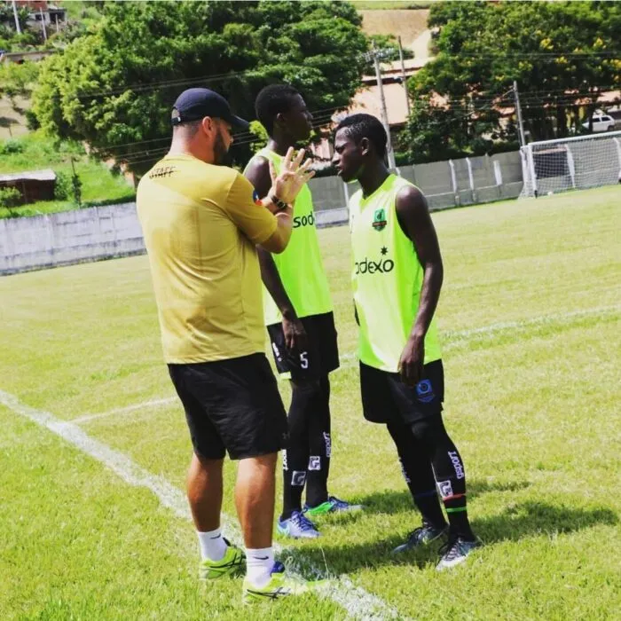 "Surpreso com a qualidade": treinador juiz-forano comandou jogadores do Haiti, adversário do Brasil na Copa 1 haiti foto arquivo pessoal