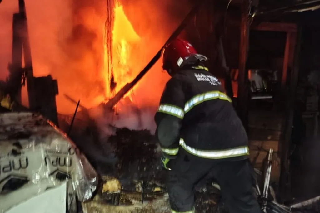 Incêndio atinge casa com materiais recicláveis no Jardim Cachoeira 1 incendio jardim cachoeira jf