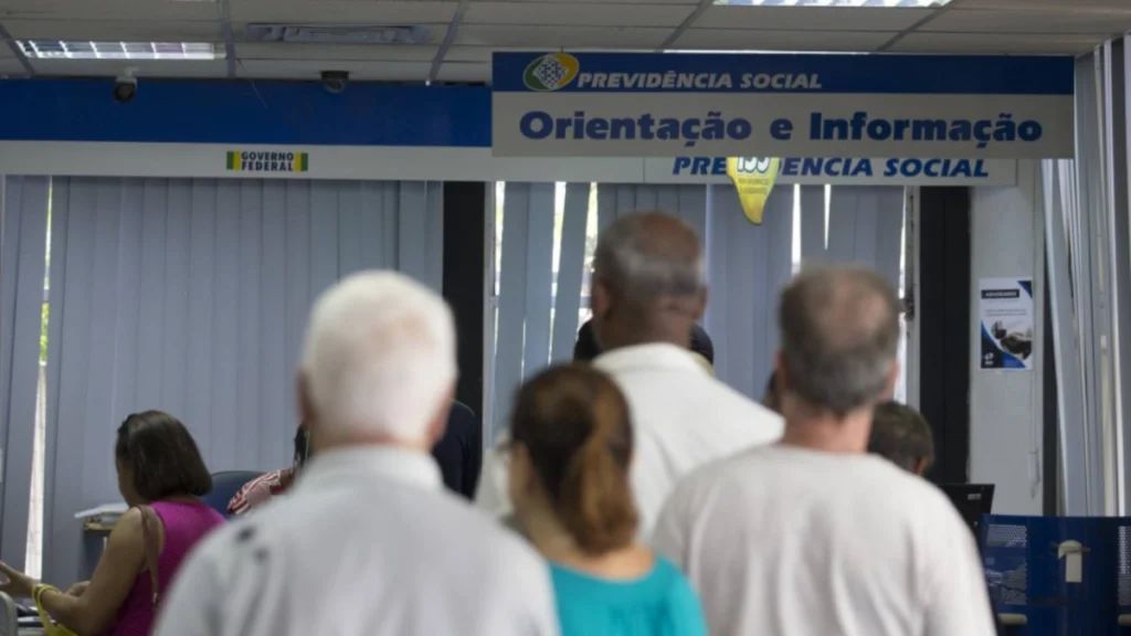 INSS alerta que criminosos estão indo à casa de aposentados com roupa e crachá falsos do instituto para aplicar golpes