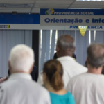 INSS alerta que criminosos estão indo à casa de aposentados com roupa e crachá falsos do instituto para aplicar golpes