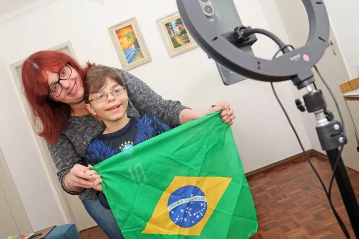 Menino de JF impressiona com memória sobre futebol e sonha em ser comentarista esportivo