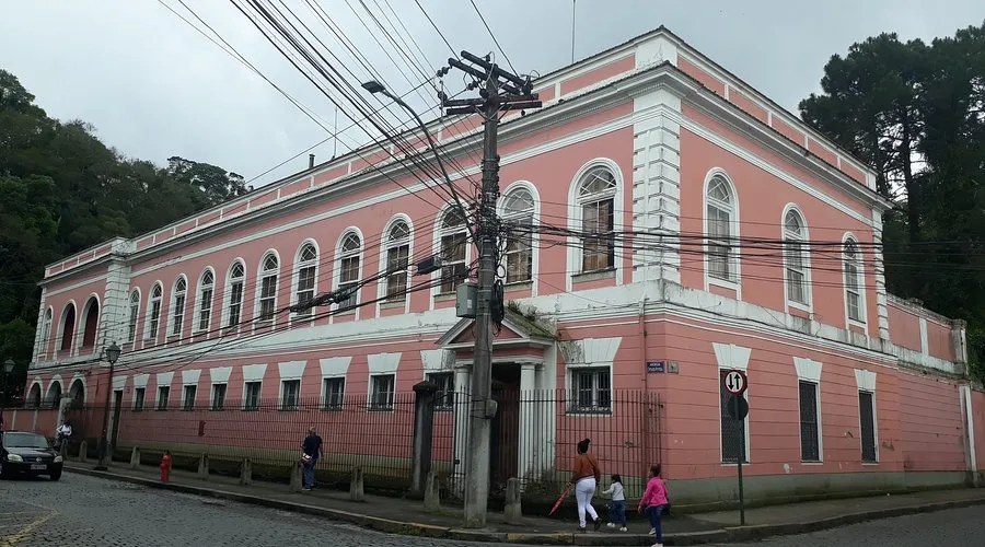 Herdeiro de Dom Pedro II foi impedido de entrar em casa com as fechaduras trocadas e a Justiça mandou devolver o palácio