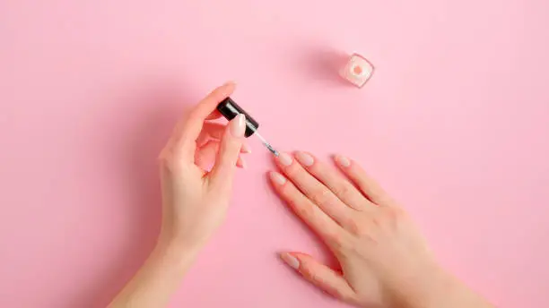 Quatro esmaltes nude prometem deixar as unhas mais elegantes neste inverno
