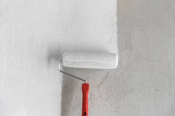 Especialista em decoração explica por que a parede branca está prejudicando o ambiente e o bem-estar em casa