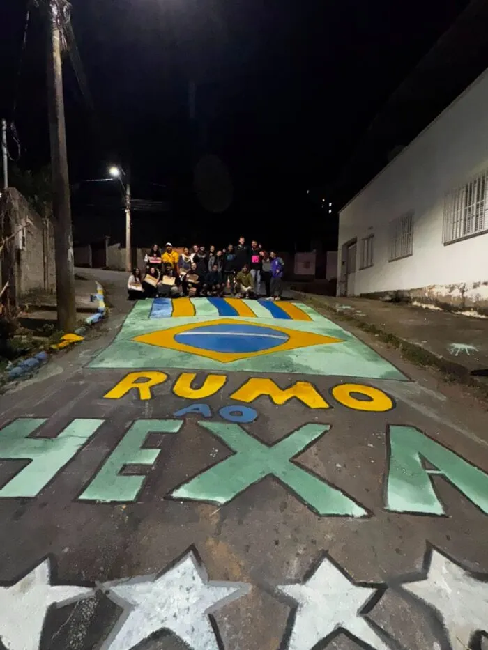 Universitários resgatam tradição das ruas pintadas para a Copa do Mundo em cidade mineira