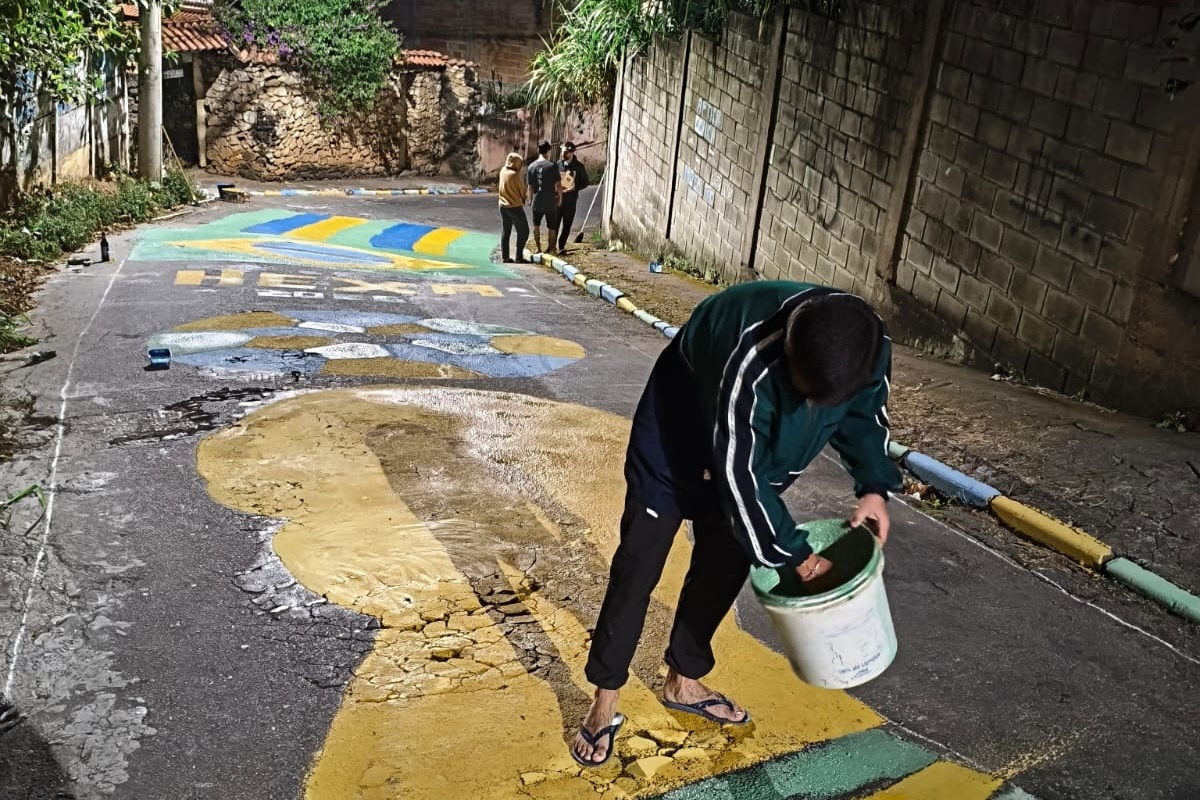 Universitários resgatam tradição das ruas pintadas para a Copa do Mundo em cidade mineira