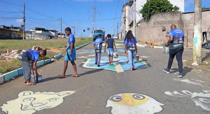 "Resgatar o clima": moradores do Bairro Caiçaras pintam Rua Dnar Rocha para a Copa do Mundo 14 ruas pintadas leonardo costa 2