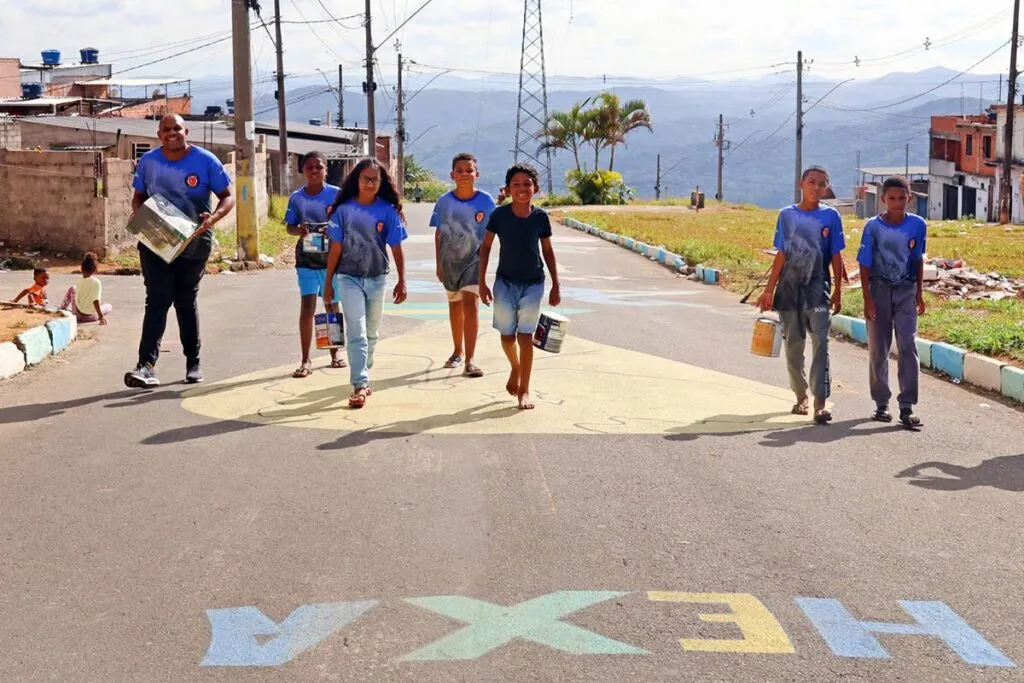 "Resgatar o clima": moradores do Bairro Caiçaras pintam Rua Dnar Rocha para a Copa do Mundo 6 ruas pintadas leonardo costa 3 1