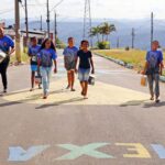 "Resgatar o clima": moradores do Bairro Caiçaras pintam Rua Dnar Rocha para a Copa do Mundo 17 ruas pintadas leonardo costa 3 1