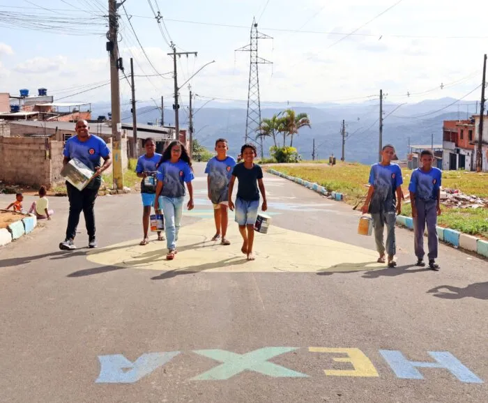 "Resgatar o clima": moradores do Bairro Caiçaras pintam Rua Dnar Rocha para a Copa do Mundo 15 ruas pintadas leonardo costa 3