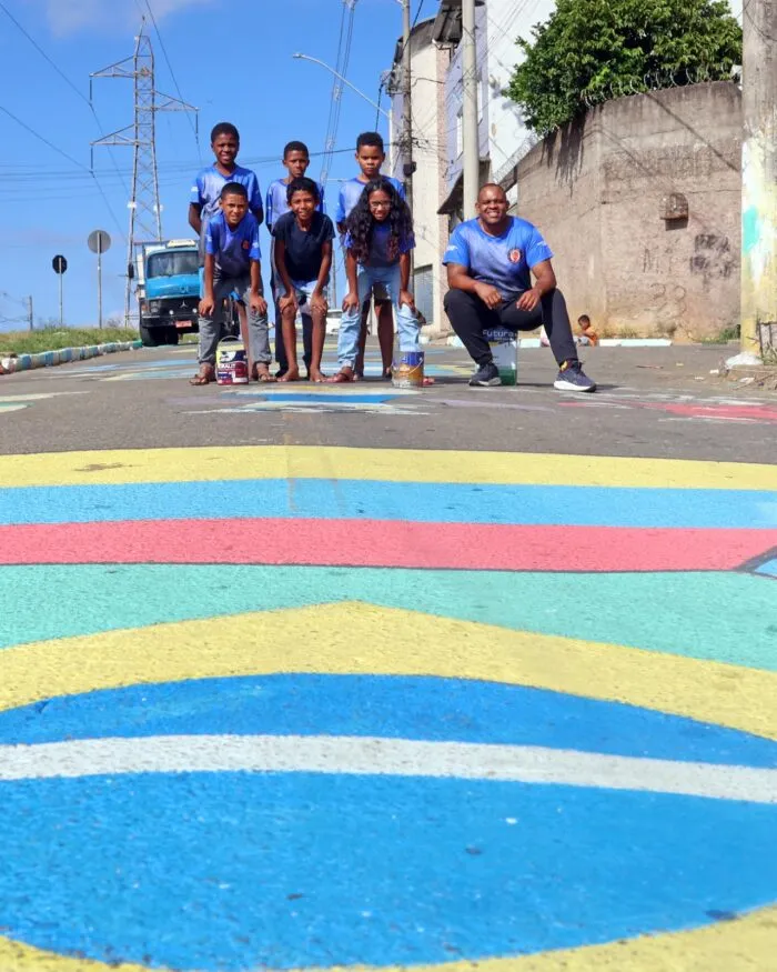 "Resgatar o clima": moradores do Bairro Caiçaras pintam Rua Dnar Rocha para a Copa do Mundo 13 ruas pintadas leonardo costa 4