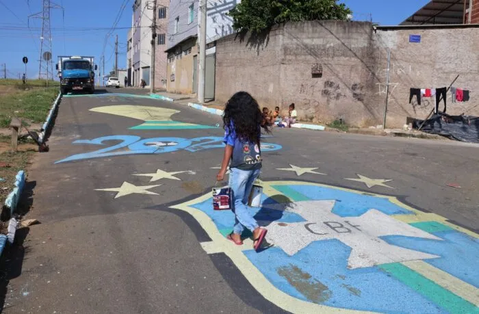 "Resgatar o clima": moradores do Bairro Caiçaras pintam Rua Dnar Rocha para a Copa do Mundo 16 ruas pintadas leonardo costa