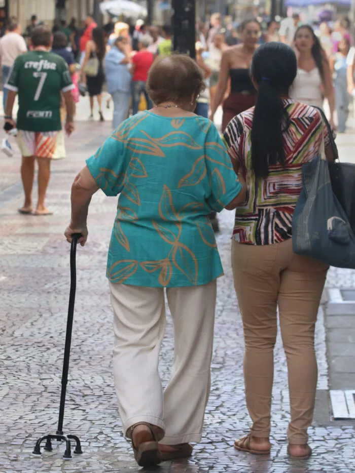Violência contra idosos em Juiz de Fora: filhos lideram denúncias, agressões diárias em 79,1% dos casos e abandono cresce 44,2%.