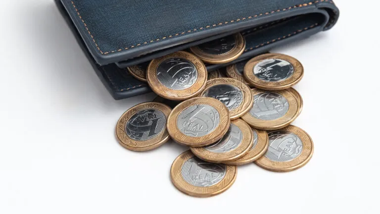 Alguns trabalhadores já recebem salário mínimo acima de R$ 2.400