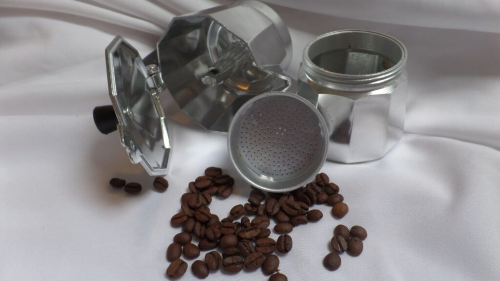 Química explica o segredo para preparar o café perfeito na cafeteira italiana