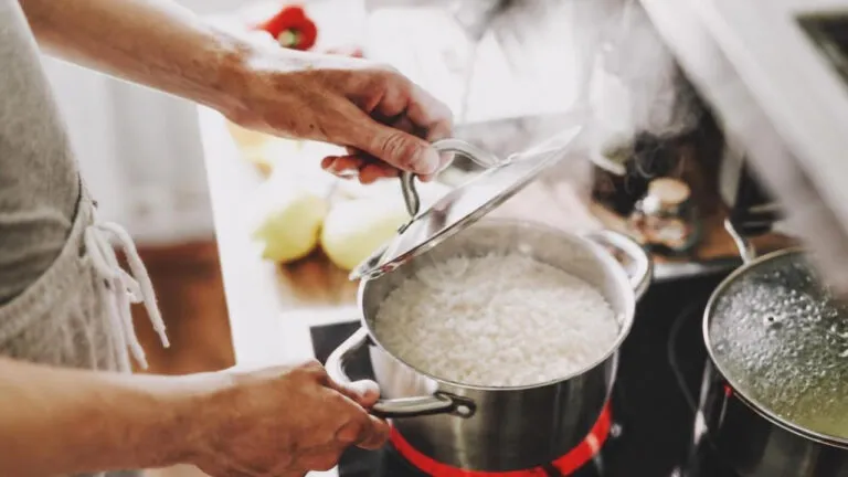 Hábito comum após cozinhar arroz pode causar náuseas, vômitos, diarreia e desidratação