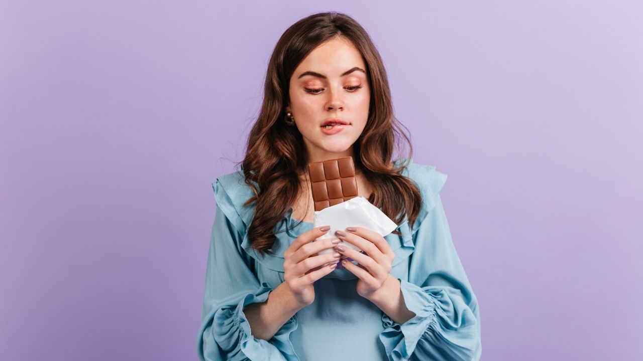 Novo estudo explica por que algumas pessoas nunca conseguem dizer não ao chocolate