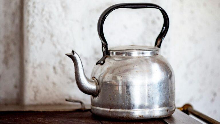 Produto que limpa a chaleira com calcário melhor do que a mistura de bicarbonato com vinagre