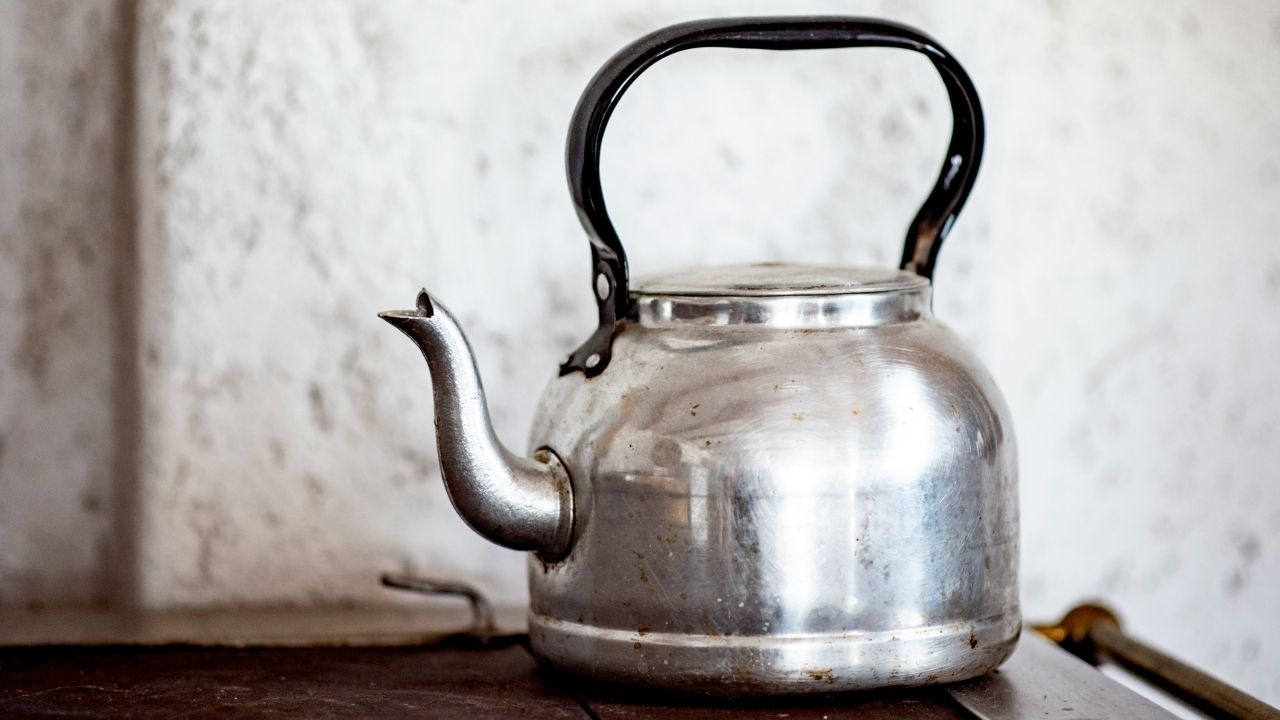 Produto que limpa a chaleira com calcário melhor do que a mistura de bicarbonato com vinagre