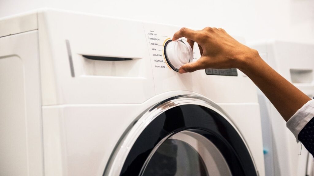 Horário que os especialistas indicam usar a máquina de lavar para economizar na conta de luz