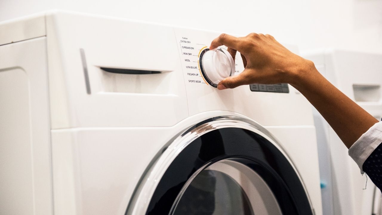 Horário que os especialistas indicam usar a máquina de lavar para economizar na conta de luz