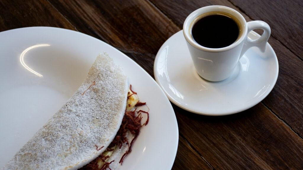 Alimentos que brasileiros comem todo dia no café da manhã e que nutricionistas apontam como os piores