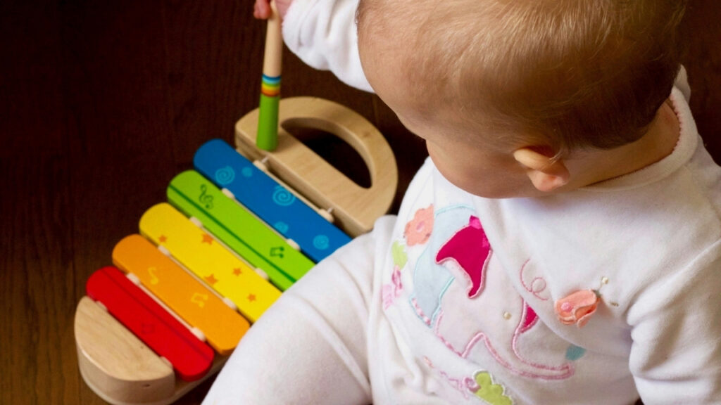 Cientistas descobrem como bebês de apenas 3 meses reagem à música