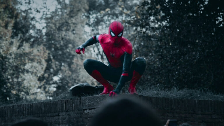 Marvel volta ao cinema após um ano com a aventura mais sombria do Homem-Aranha