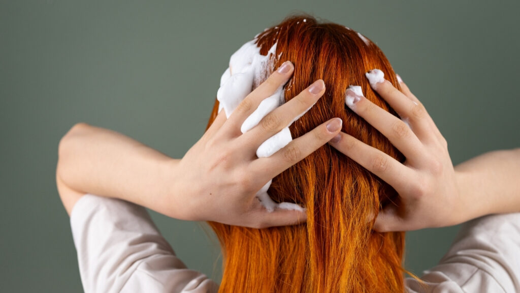 Como funciona a lavagem reversa do cabelo, se ela realmente funciona e para quem os especialistas indicam