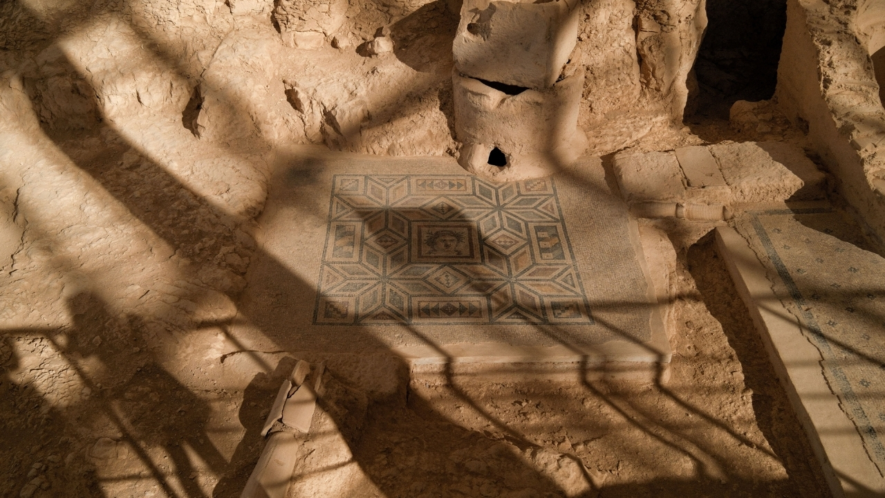 Um agricultor escavava o quintal para fazer um poço quando encontrou um mosaico romano perfeitamente preservado há 1.700 anos