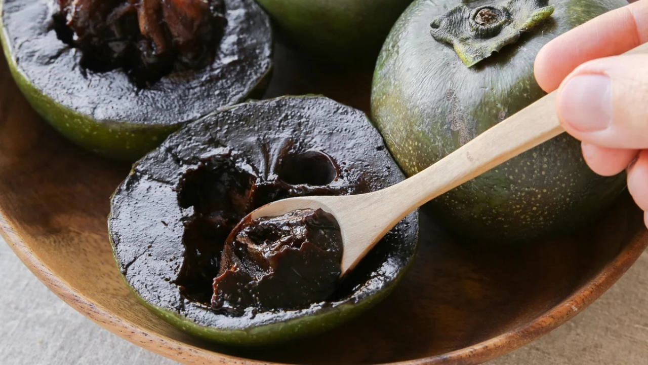 Fruta rústica que tem sabor e textura de mousse de chocolate e pode ser cultivada no quintal sem dar trabalho