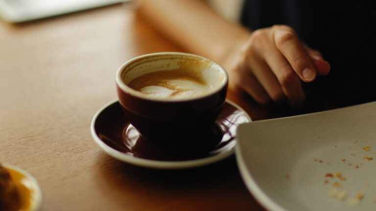 Especialistas revelam qual a quantidade segura para beber café por dia