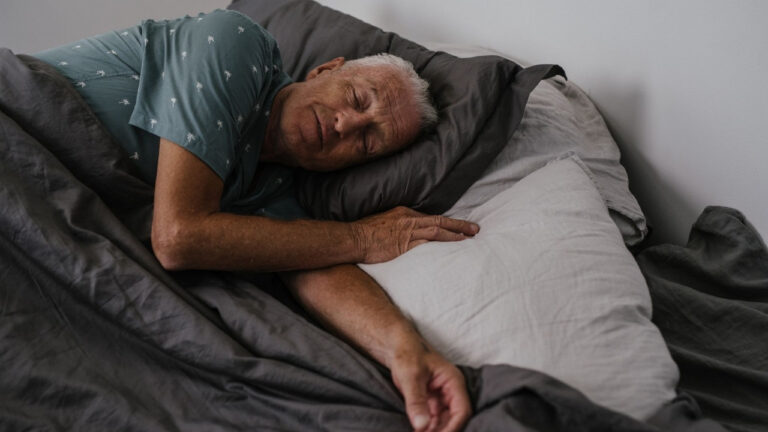 Estudo faz alerta para idosos que costumam dormir mais de nove horas