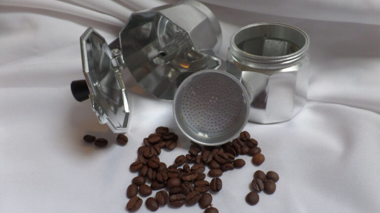 Química explica o segredo para preparar o café perfeito na cafeteira italiana