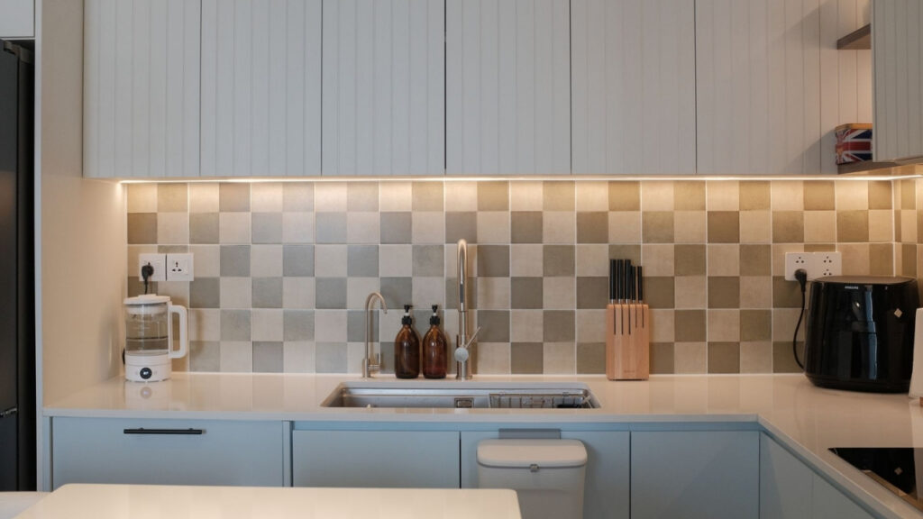 Tendência retrô faz bancadas de azulejo conquistarem cozinhas modernas