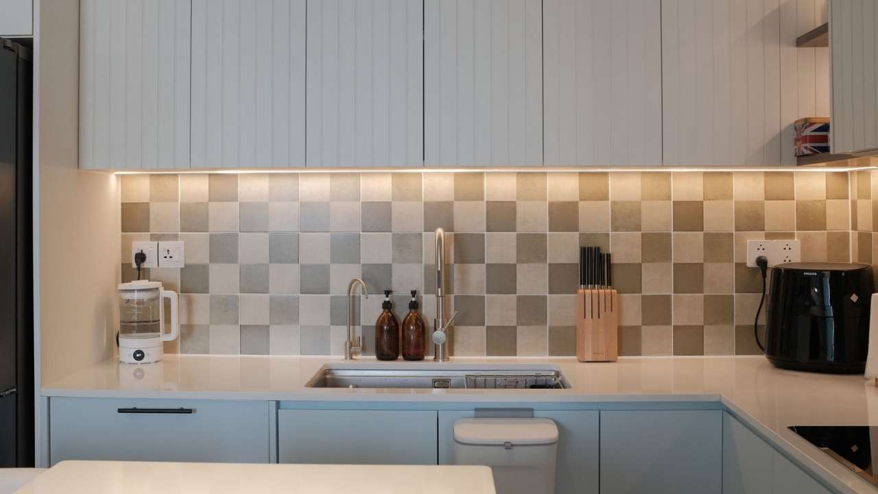 Tendência retrô faz bancadas de azulejo conquistarem cozinhas modernas