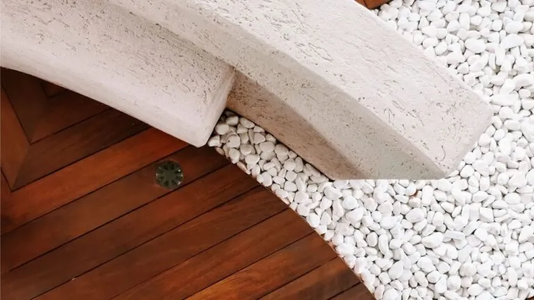 Pedras naturais e madeira deixam apartamento elegante sem perder o aconchego