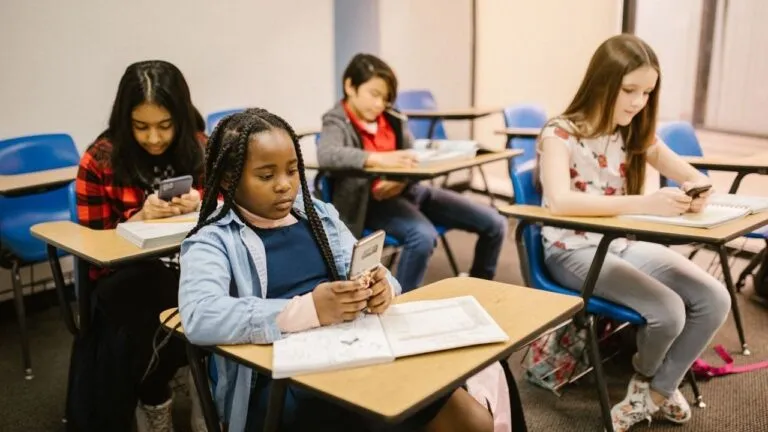 Uso de celular nas escolas muda após adesão de 92% das instituições
