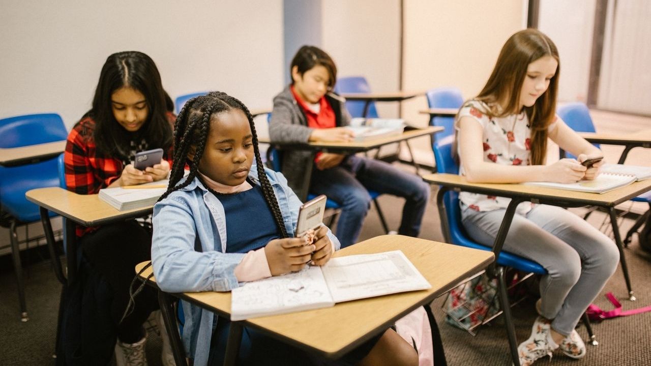 Uso de celular nas escolas muda após adesão de 92% das instituições